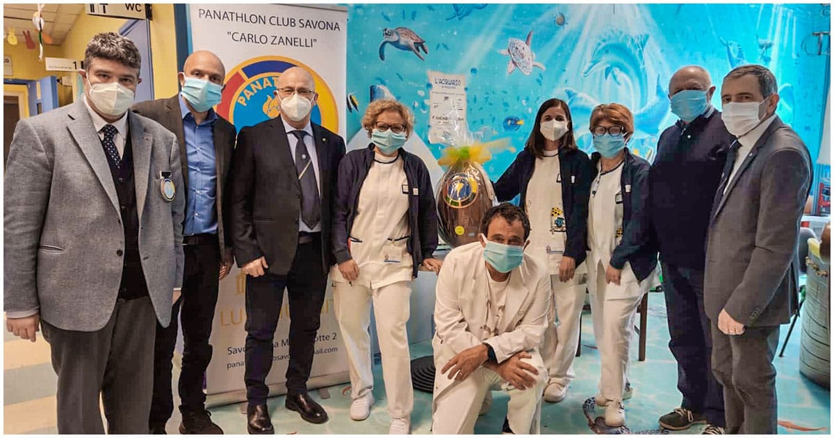 rappresentanza del direttivo del Panathlon Club Savona in visita al reparto pediatria del San Paolo diretto dal dottor Alberto Gaiero